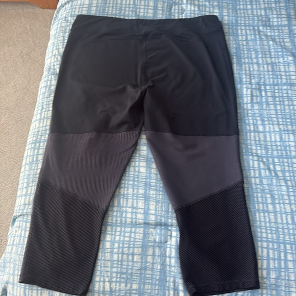 Champion Black and Gray Athletic Capri Leggings XL - Picture 3 of 10